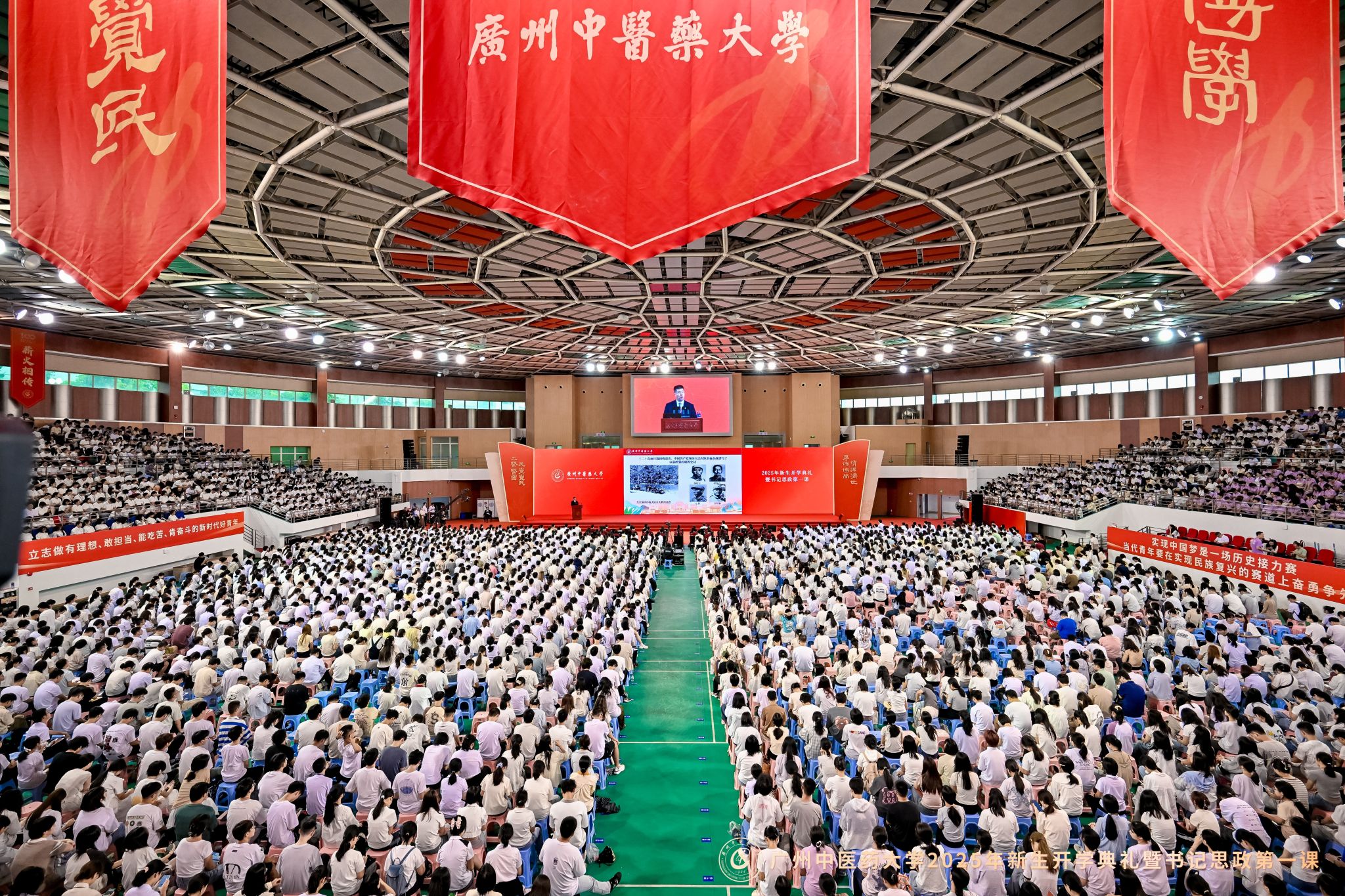 铭记抗战历史 传承岐黄薪火！milan米兰官方网站党委书记陈文锋为2025级新生讲授“思政第一课”