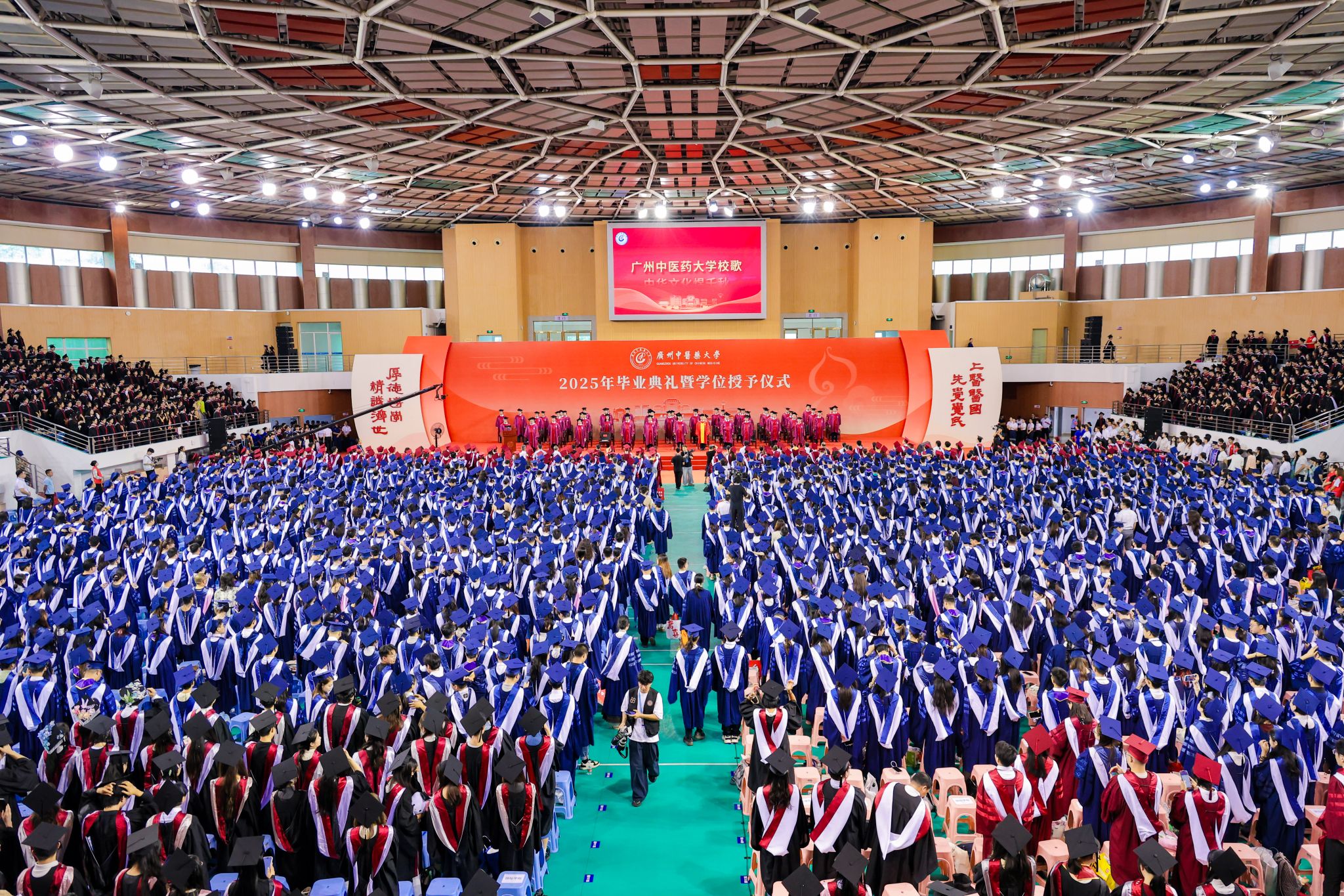 milan米兰官方网站2025年毕业典礼暨学位授予仪式隆重举行 新百年首届毕业生扬帆起航