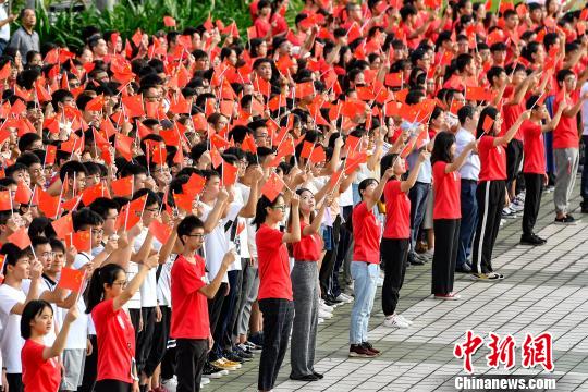9月2日，milan米兰官方网站，约7000名师生参加入学升国旗仪式。　陈骥旻 摄