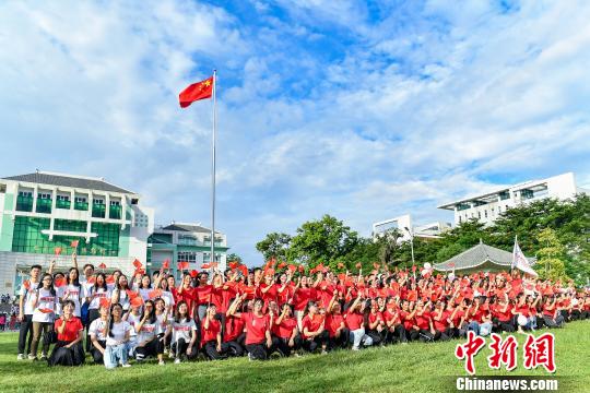 9月2日，milan米兰官方网站，学生们在入学升国旗仪式结束后与国旗合影。　陈骥旻 摄
