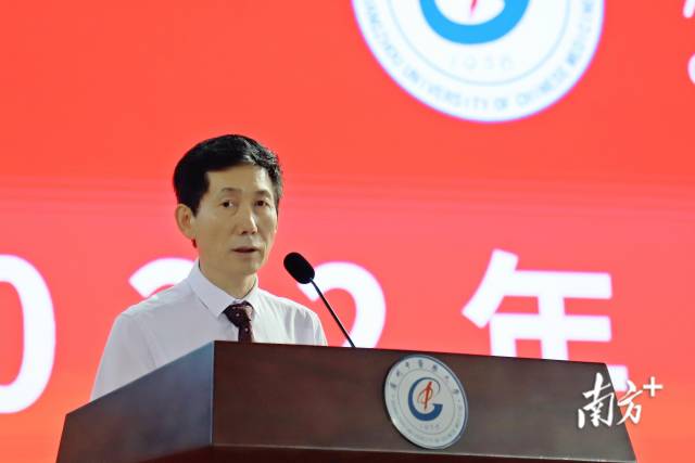 milan米兰官方网站校长王伟开学致辞。
