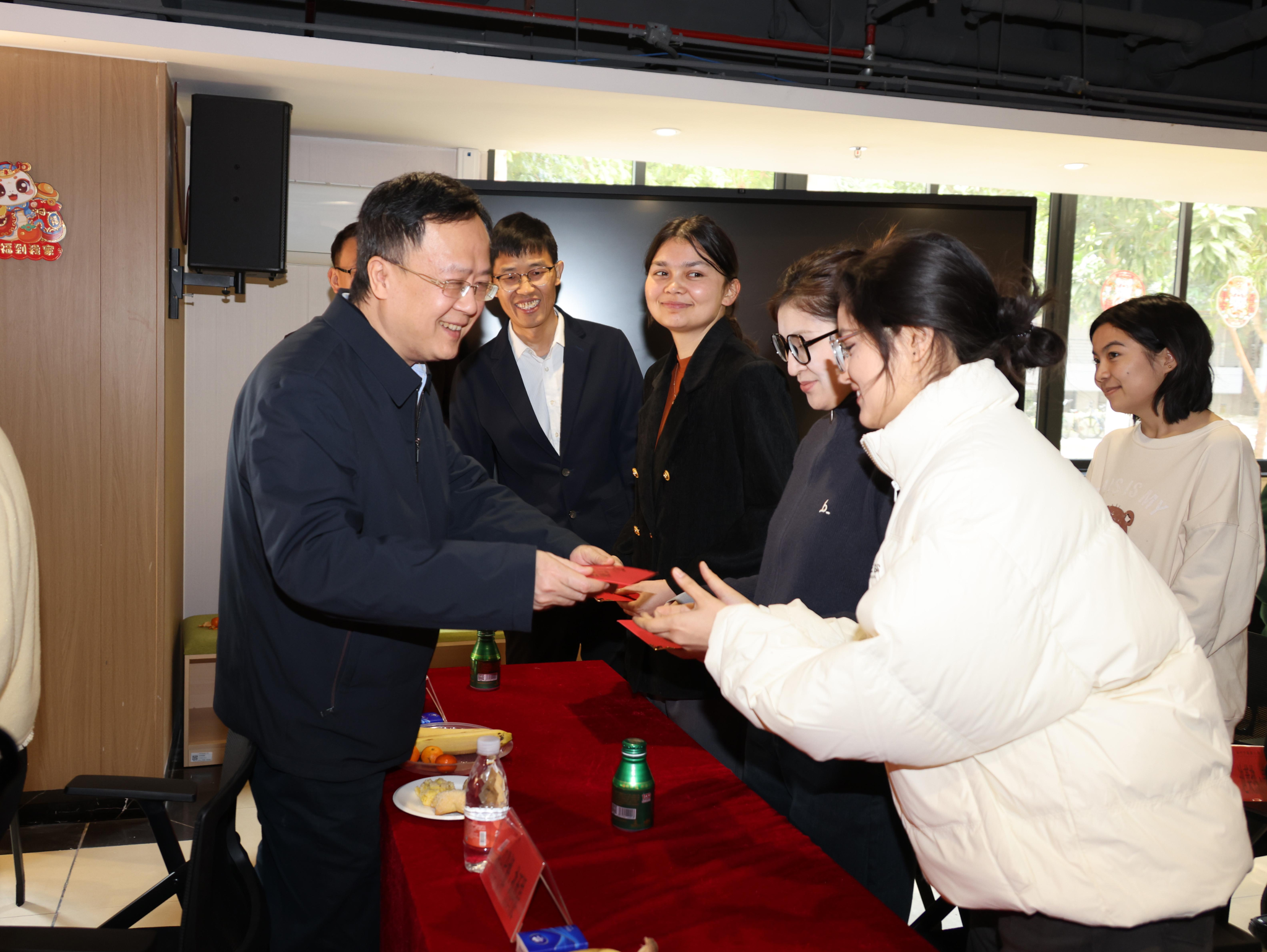 省委教育工委、省教育厅慰问组来milan米兰官方网站走访慰问寒假留校新疆籍学生及少数民族专职辅导员