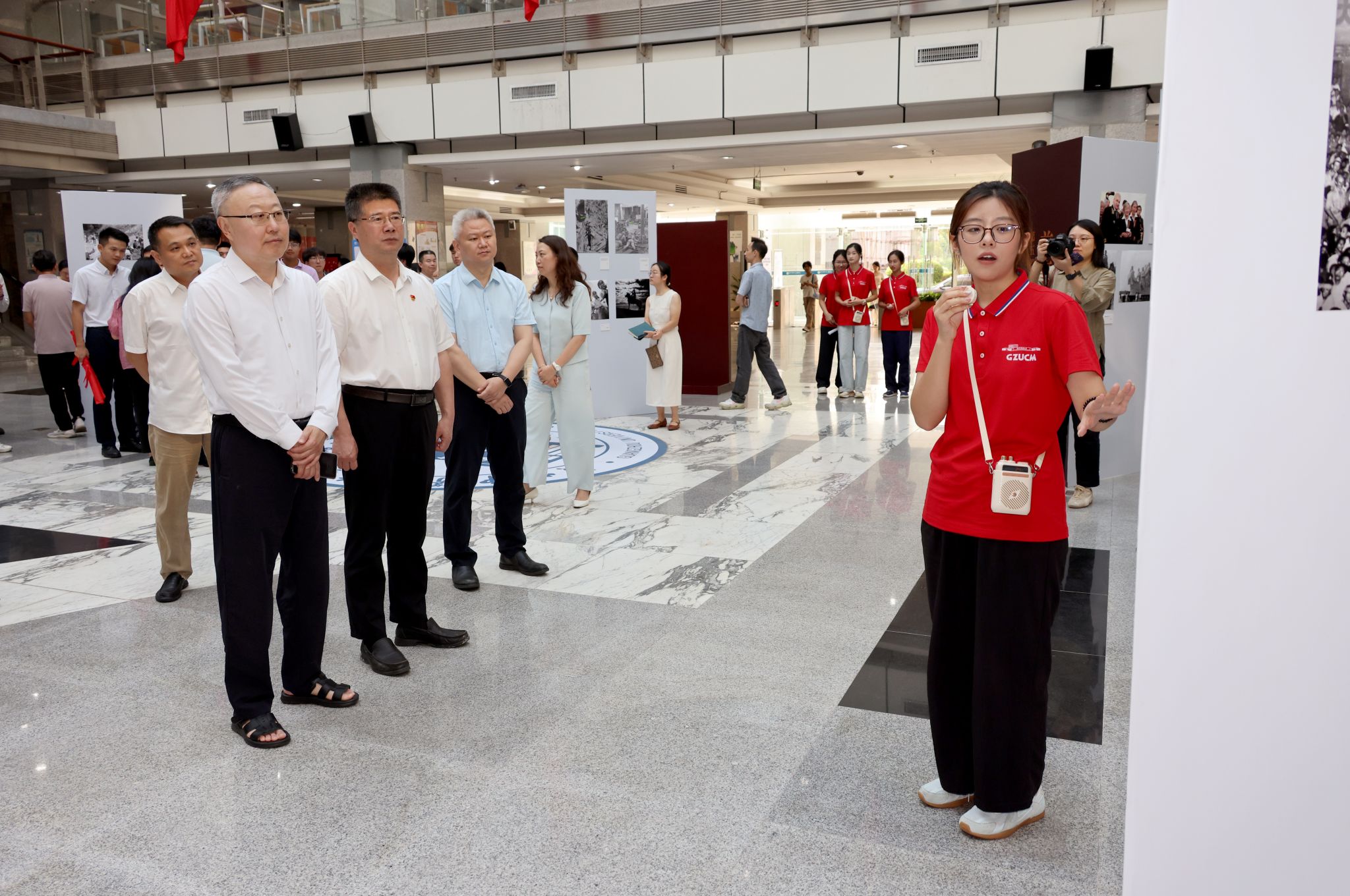 “国社之镜·世纪光影之人民必胜”图片展milan米兰官方网站分展暨新华社进校园活动举行